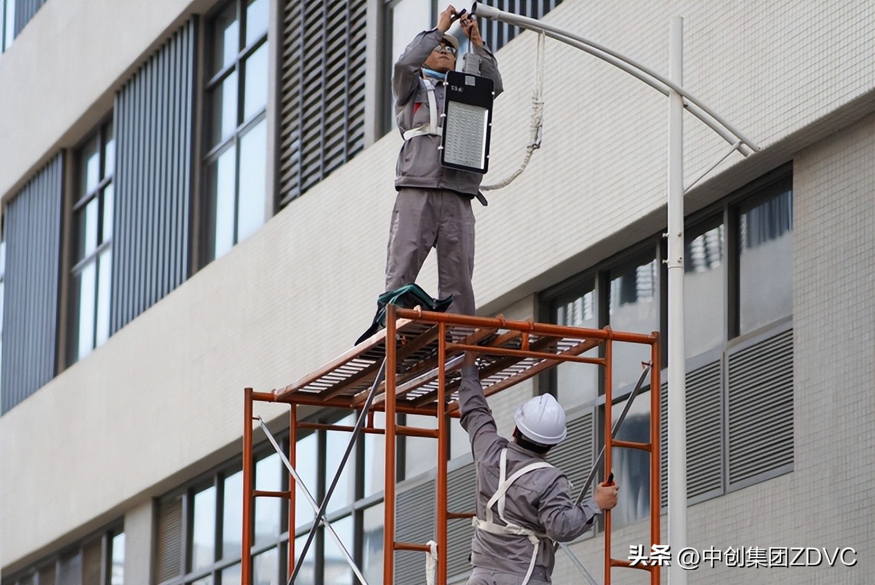 涓垱浜ф湇,涓垱浜ф湇闆嗗洟