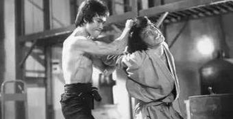 同样是成龙基因，把林凤娇儿子和吴绮莉女儿一对比，差距就出来了