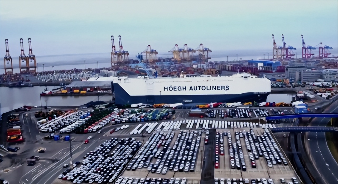 中国造全球最大豪华客滚船启航,中国最大滚装运输船