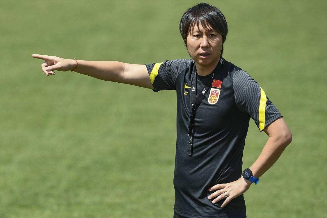 李铁放弃两人或再归化一人,李铁不让归化球员上场的原因