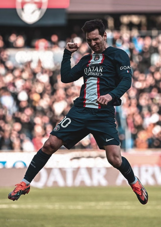 姆巴佩对决梅西欧冠,梅西绝杀姆巴佩抱了三次梅西