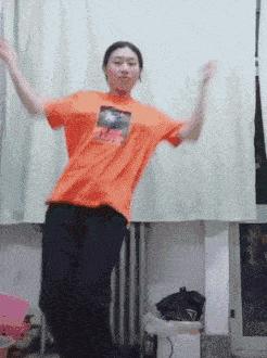 “姑娘你不能挡一下那里么？那东西让人看了很难为情”哈哈哈