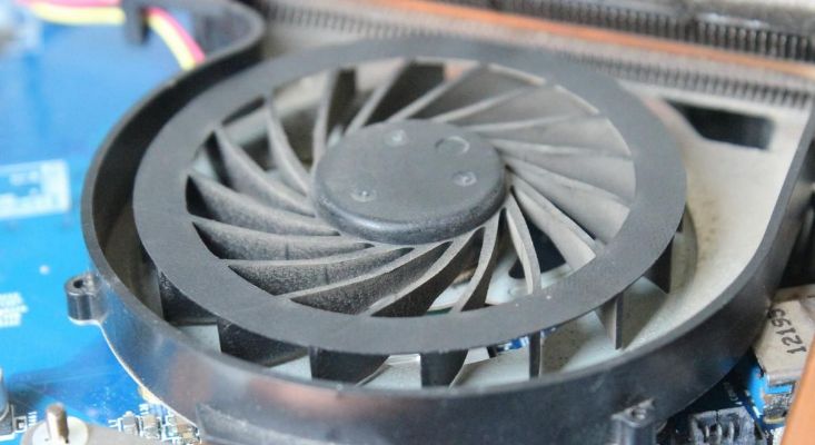 电脑发出很大的嗡嗡声且黑屏,电脑发出很大的嗡嗡声是什么原因