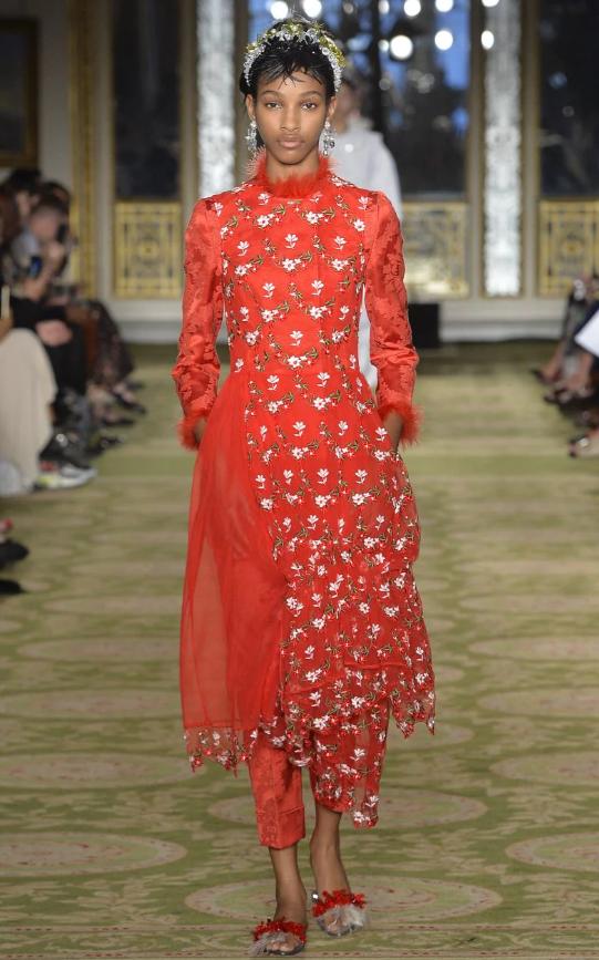 赵露思穿上廉价中国风礼服，俗成了18线网红