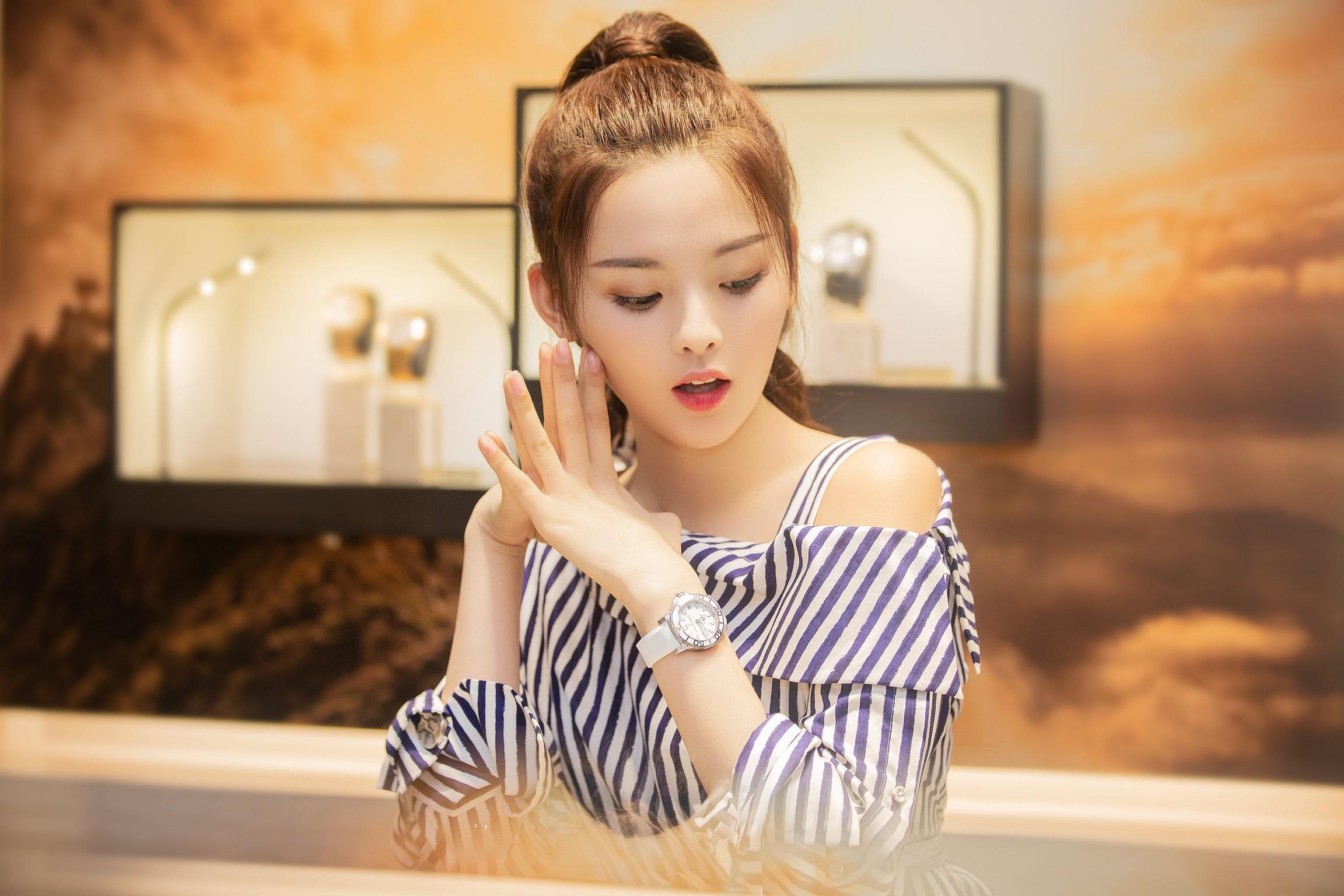 最有钱女明星刘亦菲,刘亦菲秀名贵翡翠大耳环