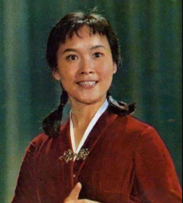 73岁李谷一全家近照曝光,73岁的李谷一全家近照曝光