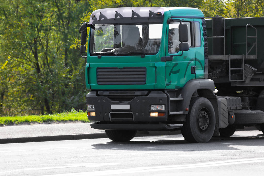 村民阻止车辆通过村庄违法吗,大型运输车辆经过村道