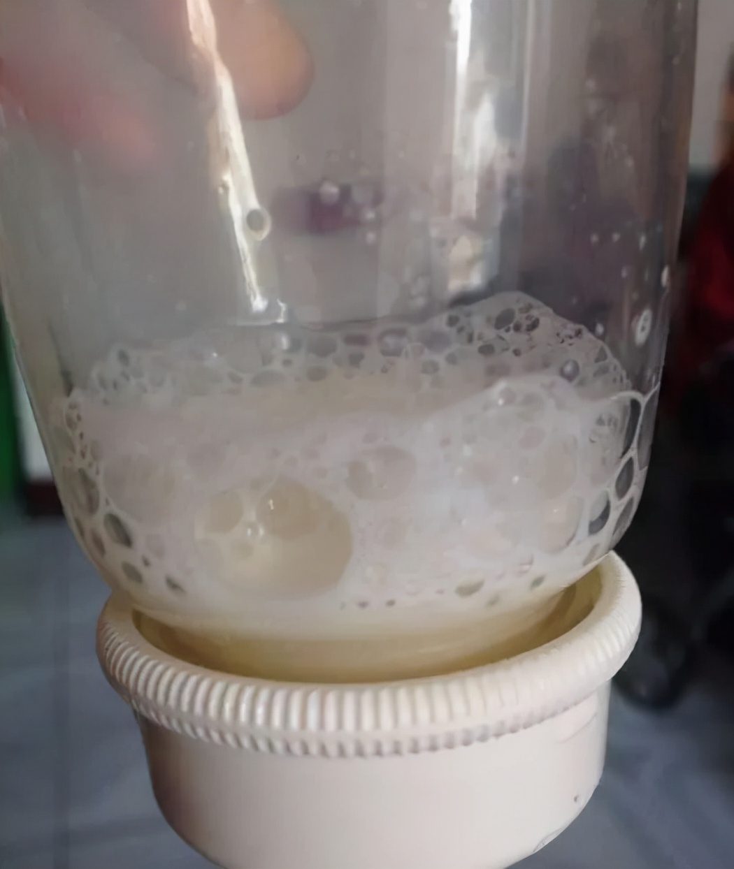 婴儿奶粉起泡沫正常吗,奶粉泡后挂壁结块原因