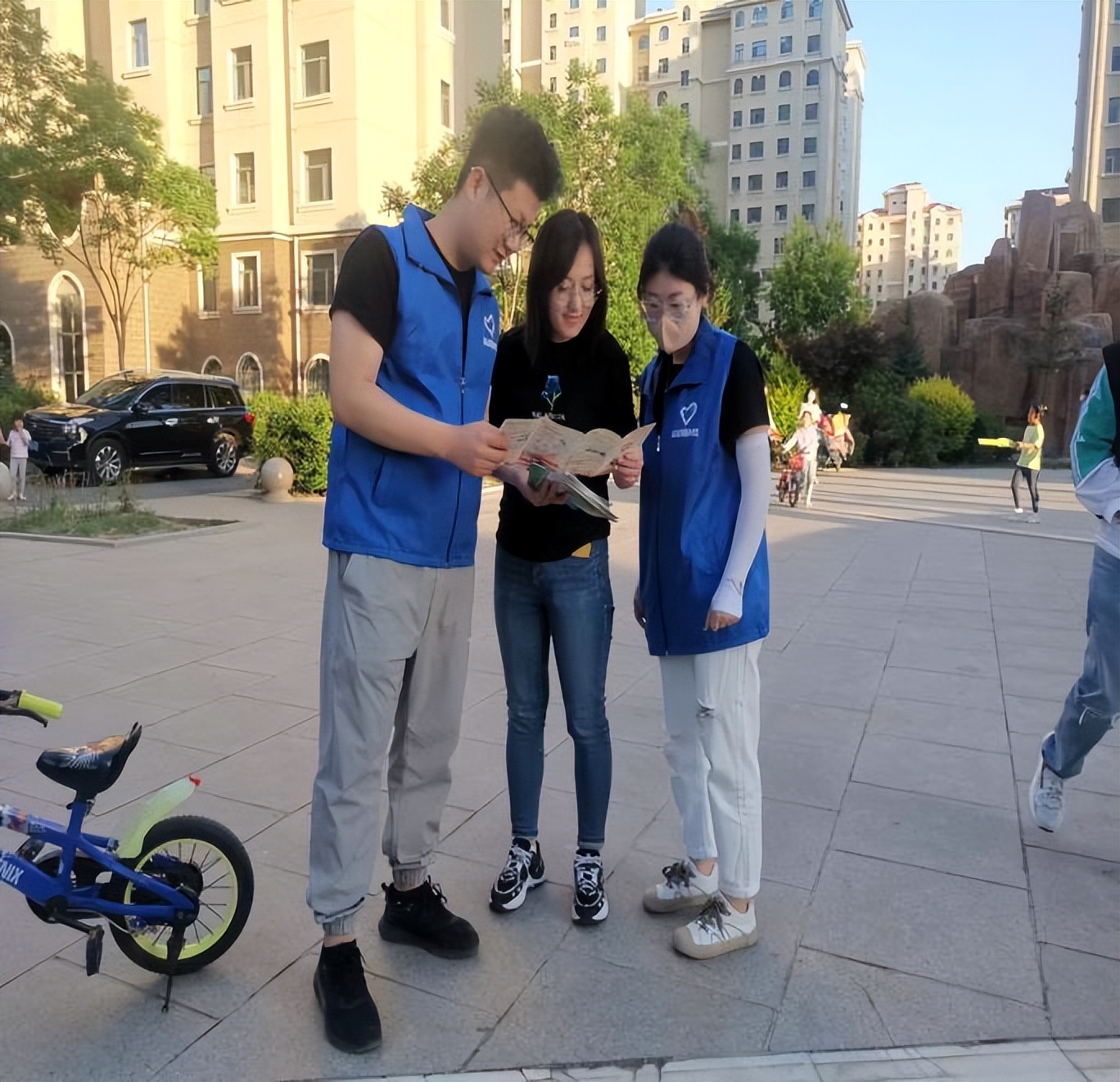 昭乌达南路街道香榭花堤社区开展“人人讲安全,个个会应急”安全生产月活动