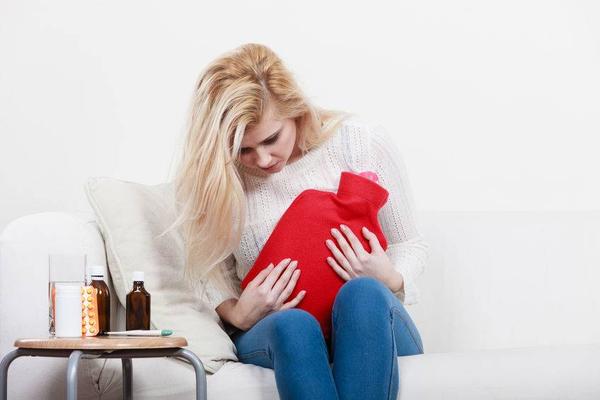 女人大姨妈有点发黑怎么回事,大姨妈来颜色鲜红正常吗