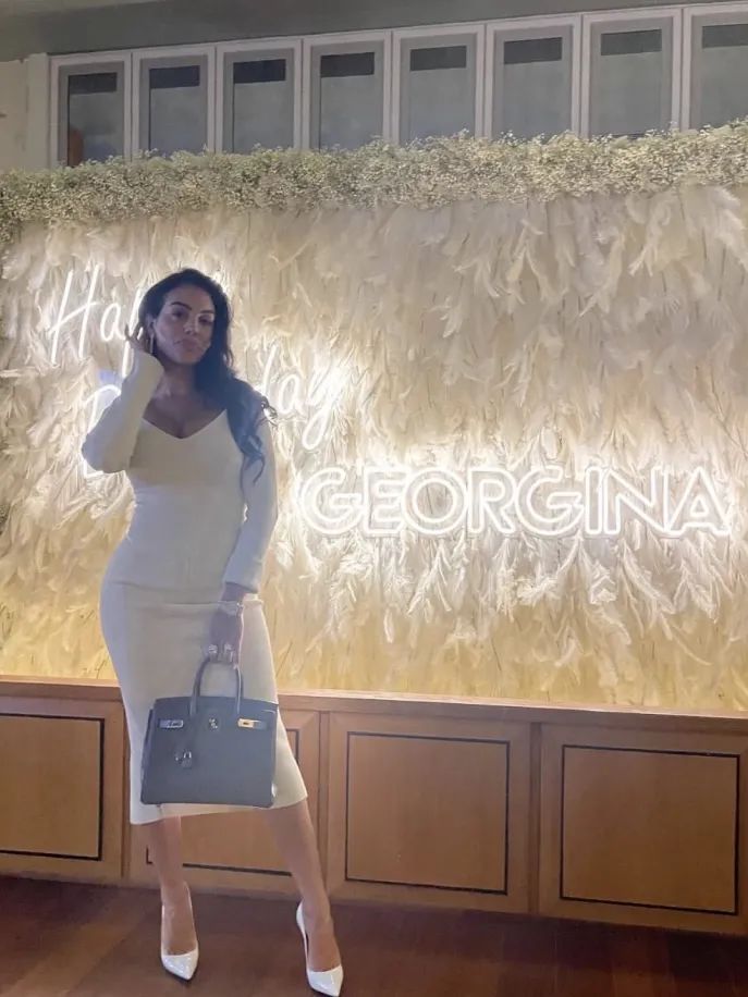 c罗与乔治娜红蓝情侣装,从柜姐到富豪女友