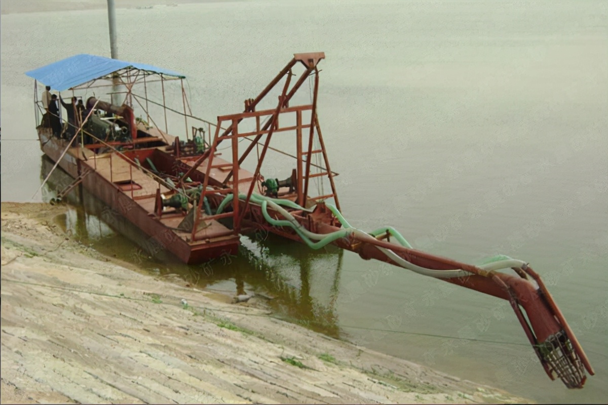 海滩撸铁棒违法吗,撸铁棒一天赚百元背后的秘密