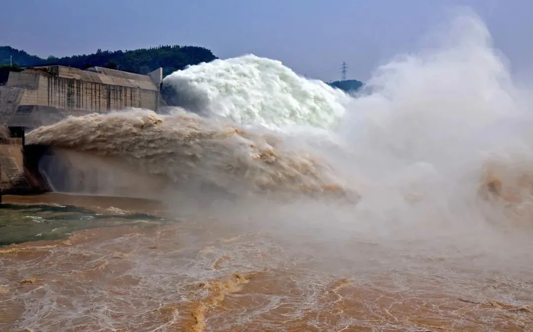 土石坝与重力坝拱坝作比较,混凝土坝土石坝重力坝区别