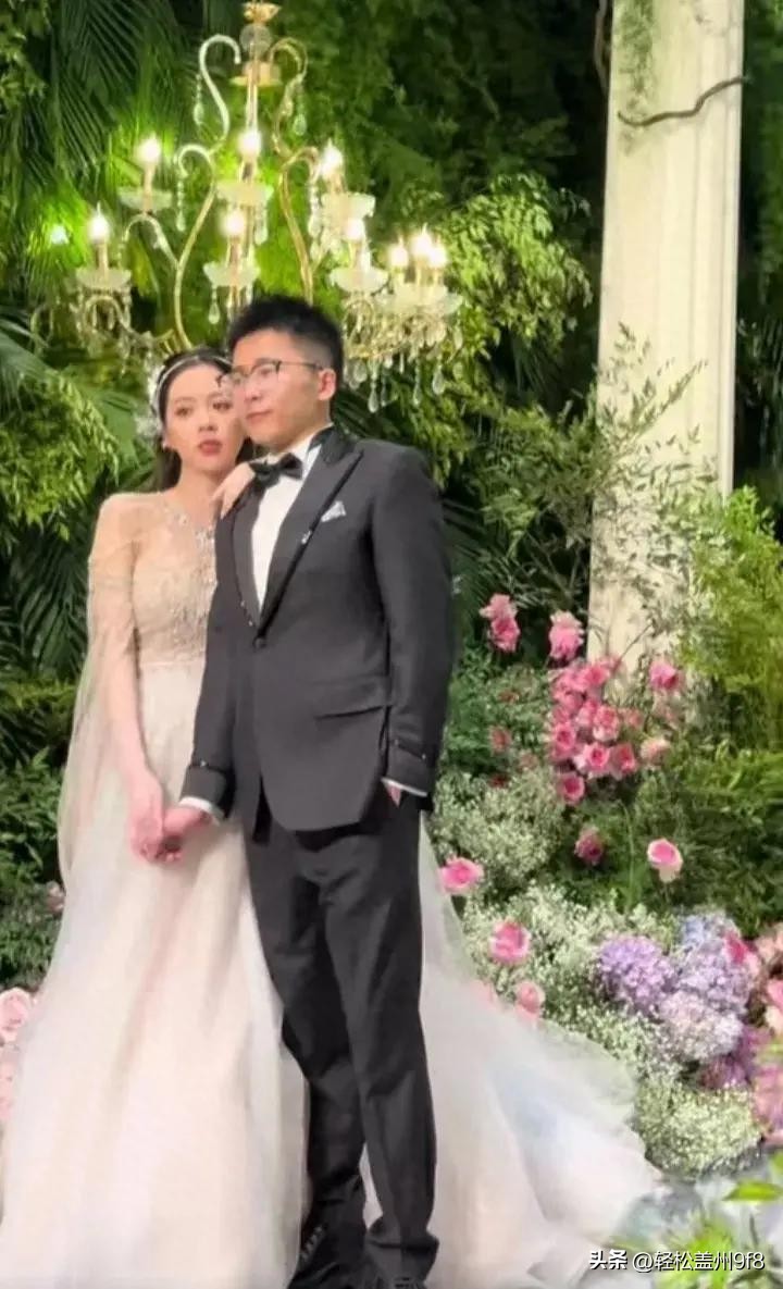 伊尔康二儿子订婚现场：新娘肚子胀得像怀孕了，婆婆盖过新娘