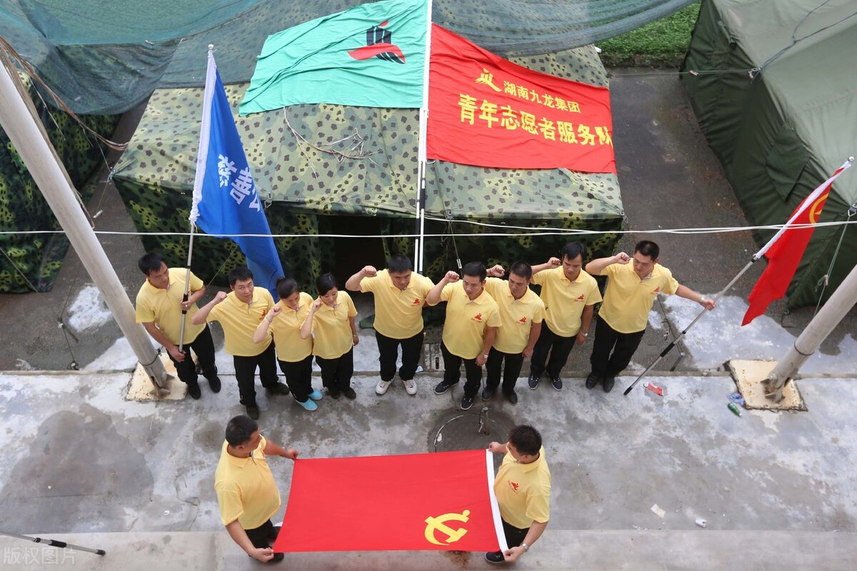 红色的五角星花开在朝阳升起时