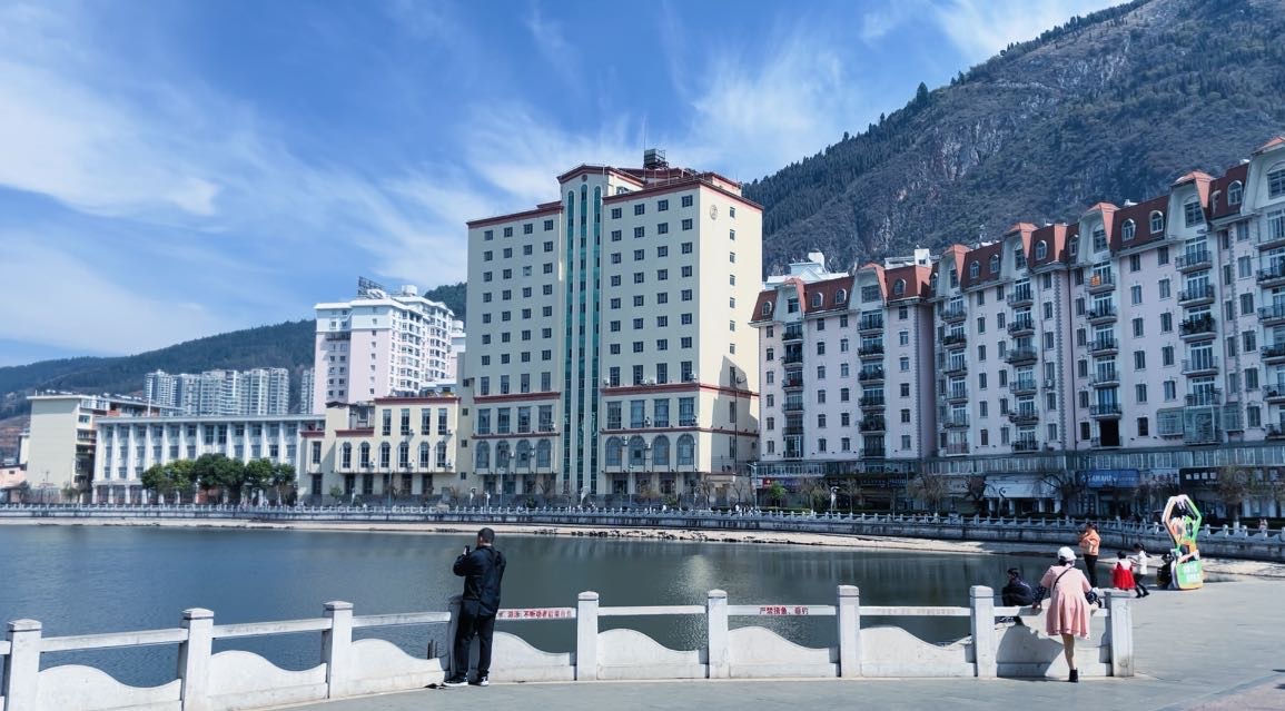 这里被誉为云南小香港，一度繁华，如今6万就能买套房