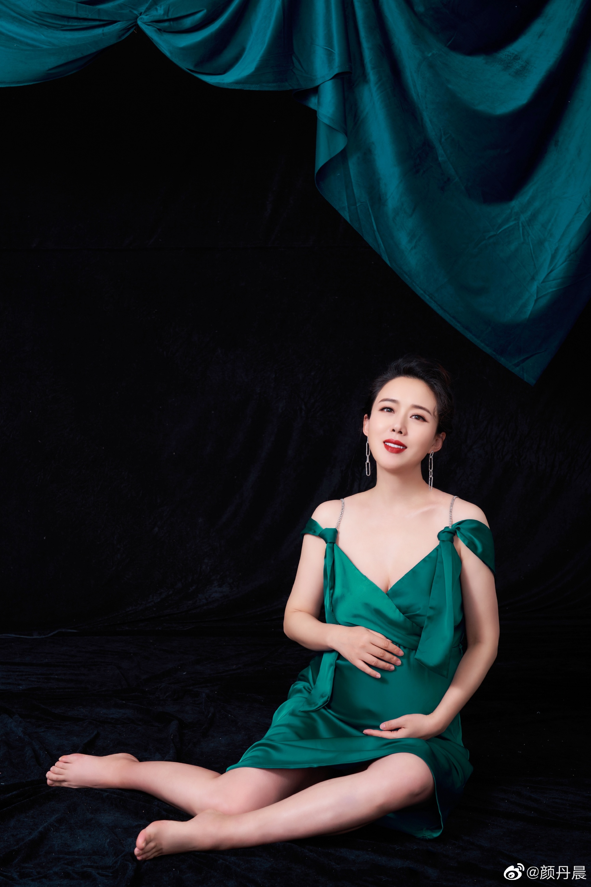 陈昊颜丹晨夫妻同框综艺节目访谈,颜丹晨挺大孕肚游泳