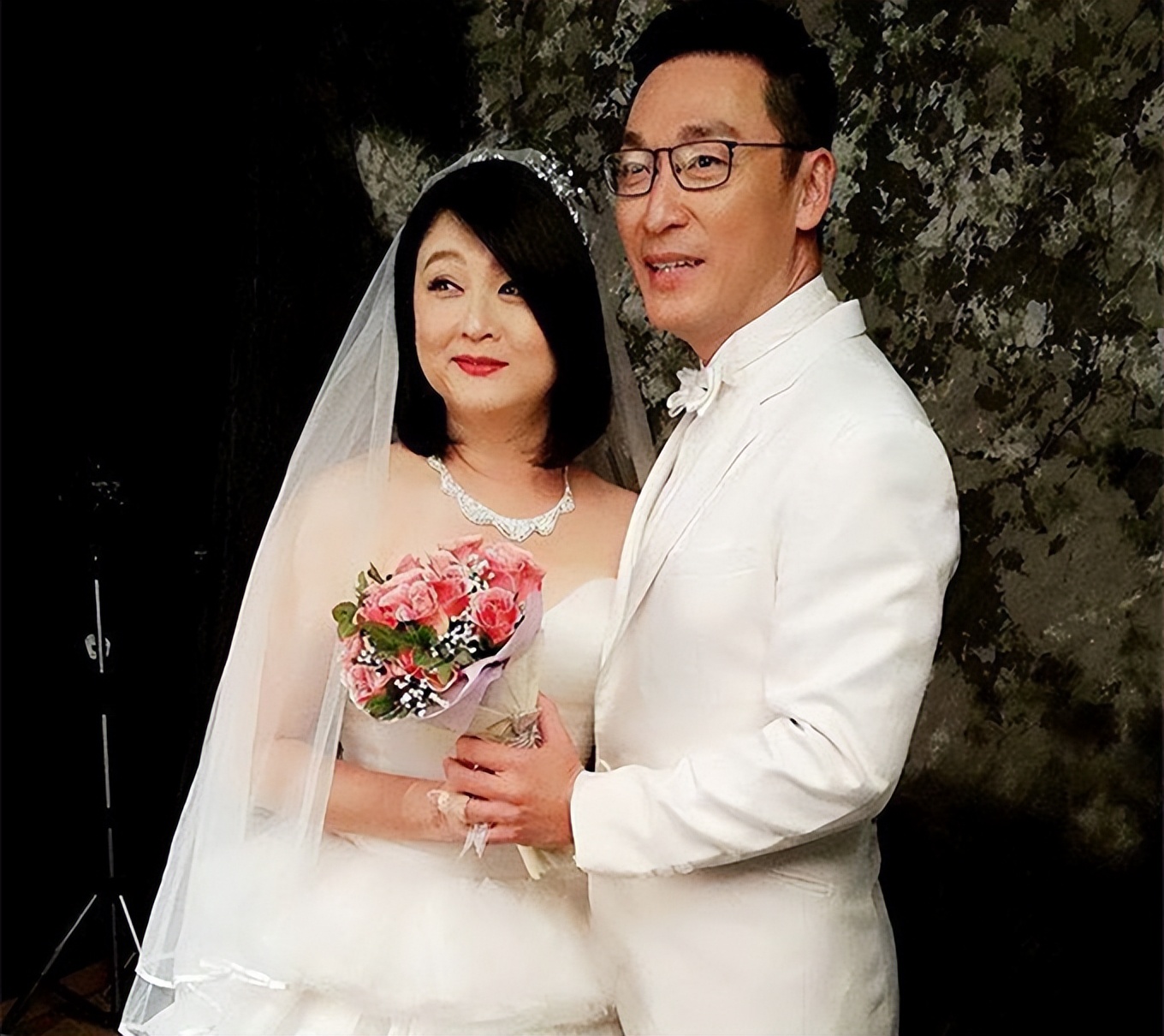 新加坡一姐陈莉萍近况，脚骨折拒绝动手术，打石膏需坐轮椅出行