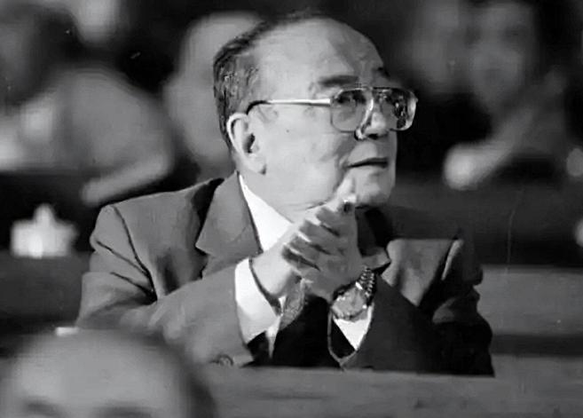 1985年裁军，昆明军区被撤，司令员张铚秀大感意外，政委：怎么办