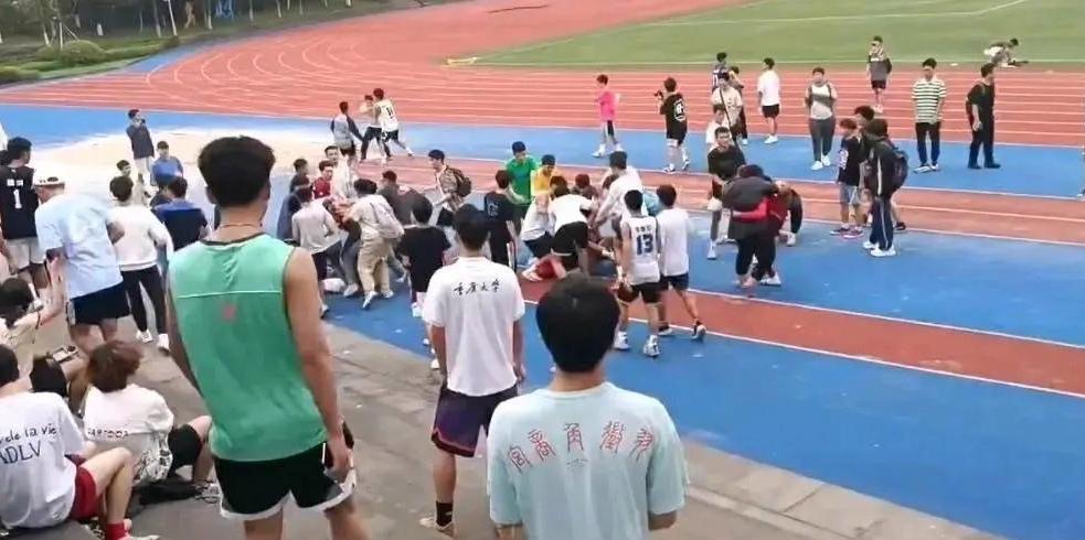 高校篮球场打架冲突视频后续,高校学生打球发生冲突