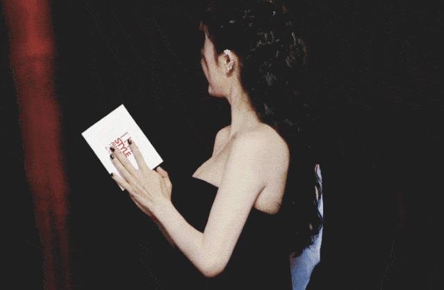 透视装,半露*裤内**、“超短裙露下乳”?网友看了直呼:太辣眼!