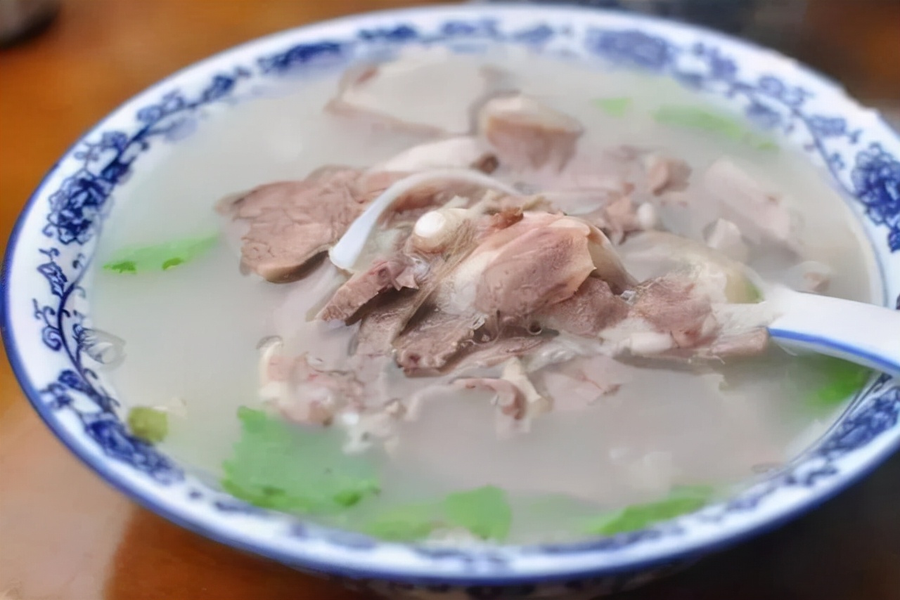 济南东部有名的羊汤馆,济南羊汤加汤8块