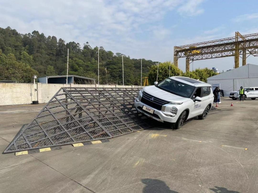 试驾全新三菱欧蓝德,新一代三菱欧蓝德试驾视频