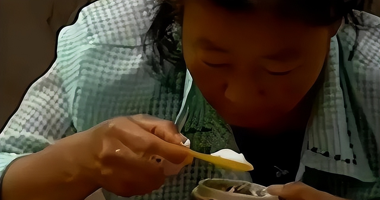 东北大娘吃农药喝汽油，6年身体无异常，医生：她吃的农药过期了