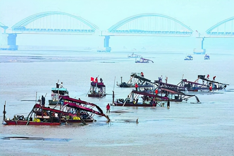 海滩撸铁棒违法吗,撸铁棒一天赚百元背后的秘密