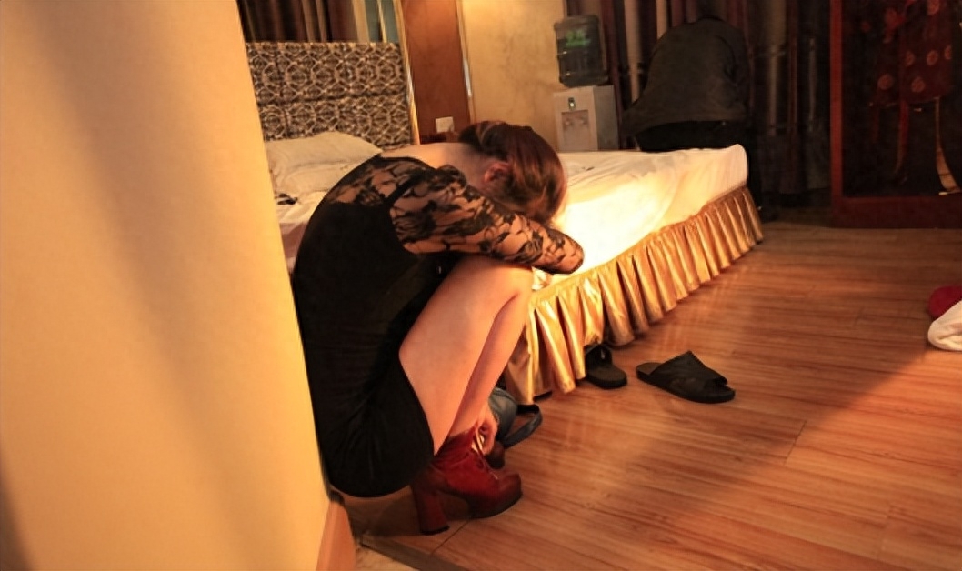 江苏51岁大姐醉酒被人扛走,51岁大姐醉酒被人扛走