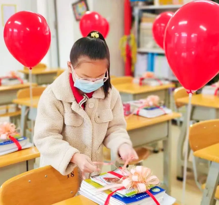 开学季校园展示打卡,开学啦冰墩墩小学生积极向上图片