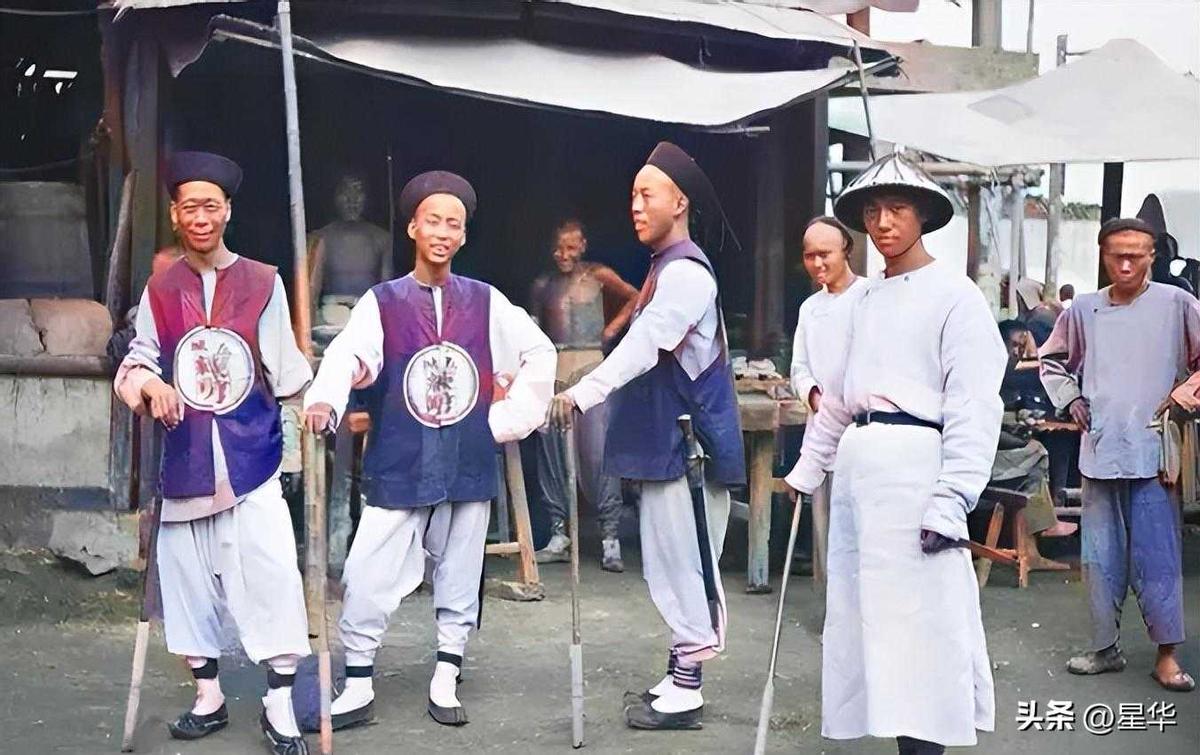 1900年，北京富户人家，服饰臃肿华美，精神状态很佳