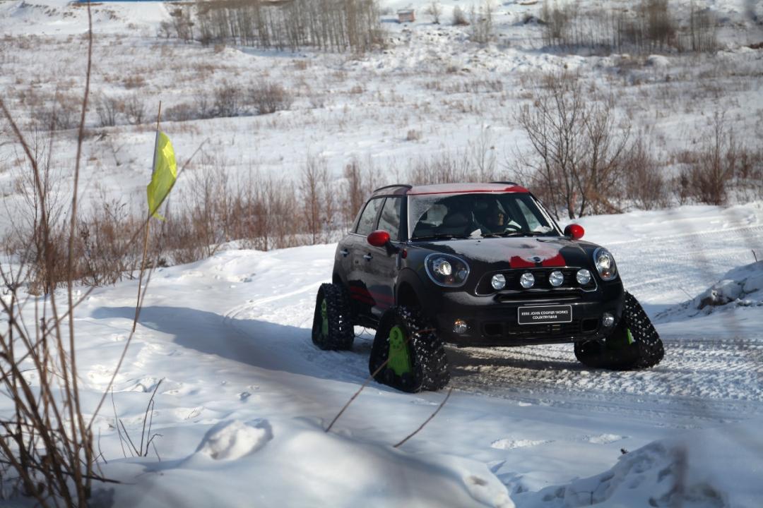 冰雪之上完整版,冰雪路面如履平地的车