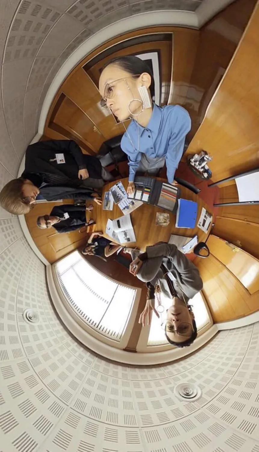 优雅、街头、暗黑揉为一体，拥有独特立体美学的韩国品牌