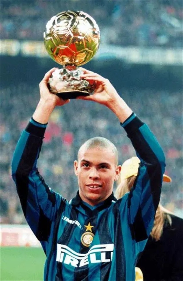 罗纳尔多曾经效力过几个俱乐部,罗纳尔多现身价