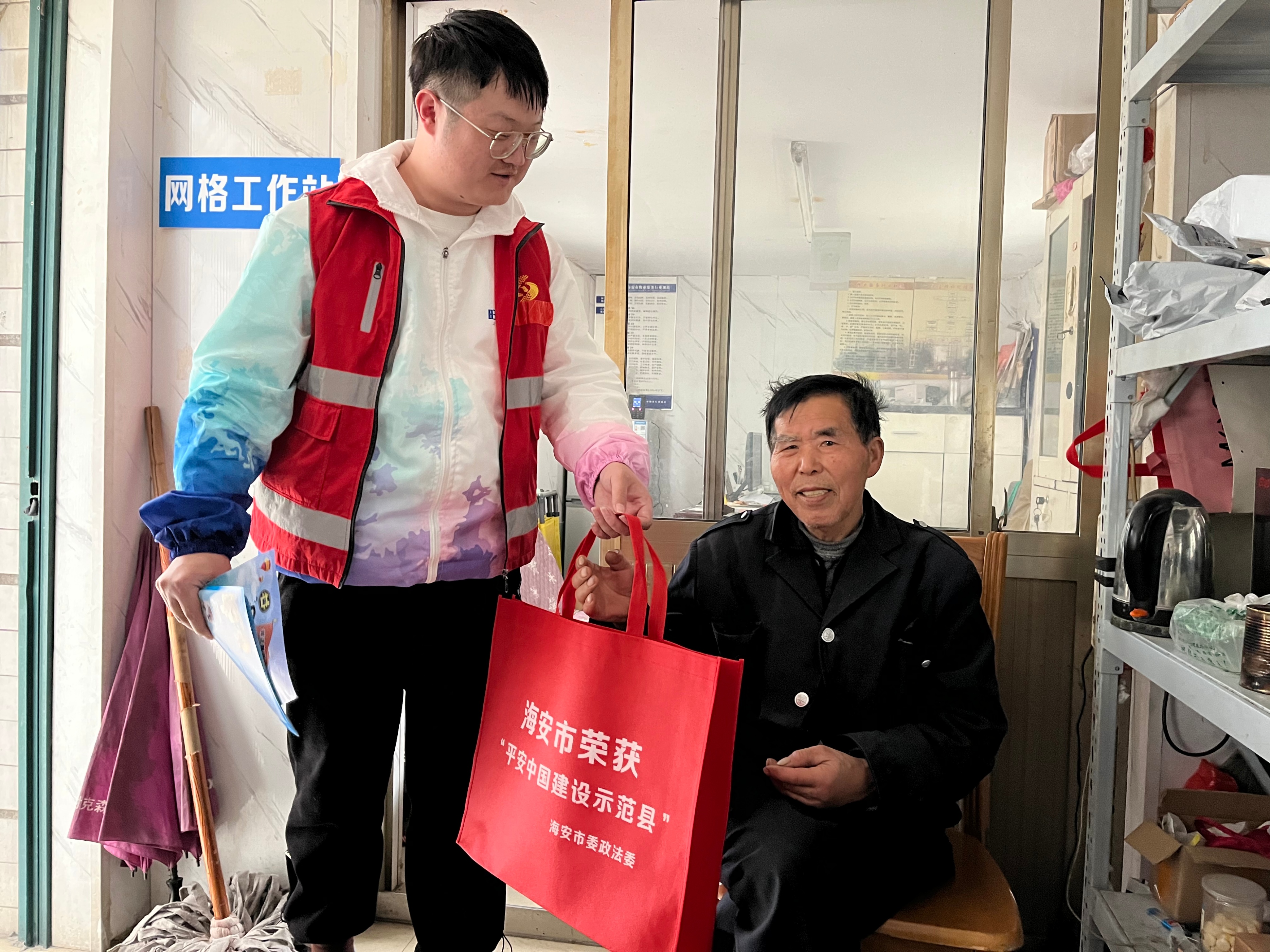 筑牢反围猎防线防范化解廉政风险,筑牢心理防线提高反诈能力