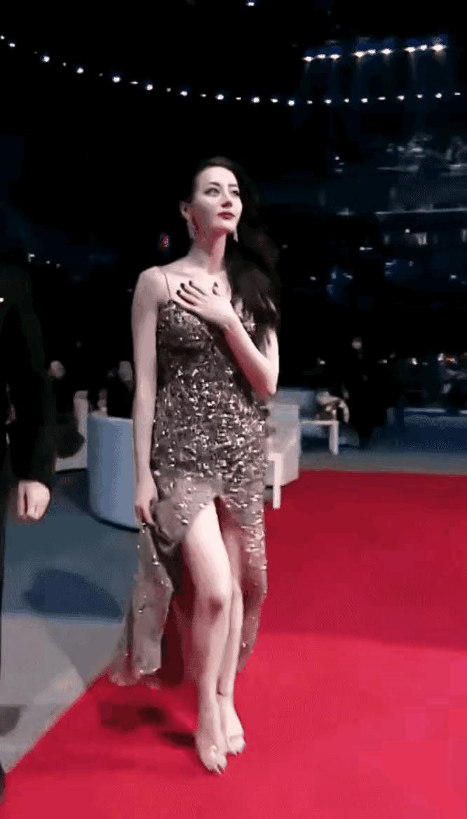 “酥胸半露”却偏要捂着,故作矜持,有一种尴尬叫迪丽热巴玩性感