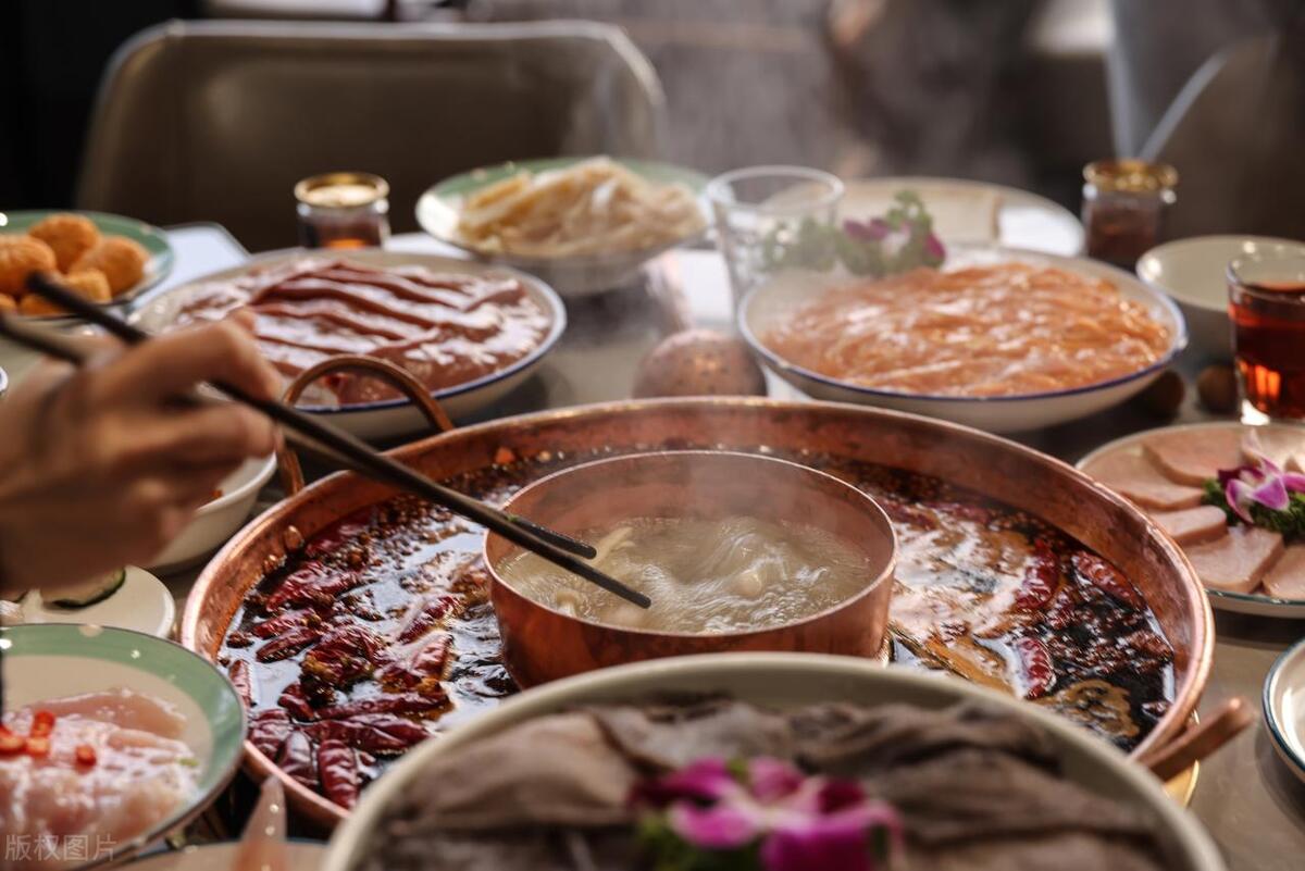 老年人半夜睡觉嘴干发苦什么情况,中老年人夜里睡觉嘴巴干