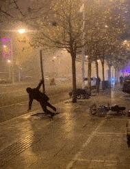 “老鼠贴粘到的，吃了不会犯法吧？”网友：争取死缓吧！哈哈哈