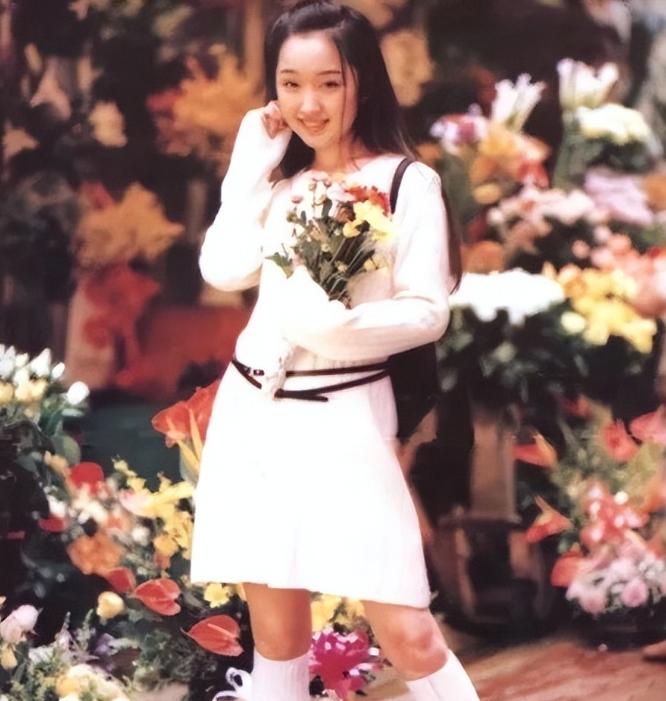 曝52岁杨钰莹怀孕，穿紧身长裙肚子又圆又鼓，网友：是真的吗？