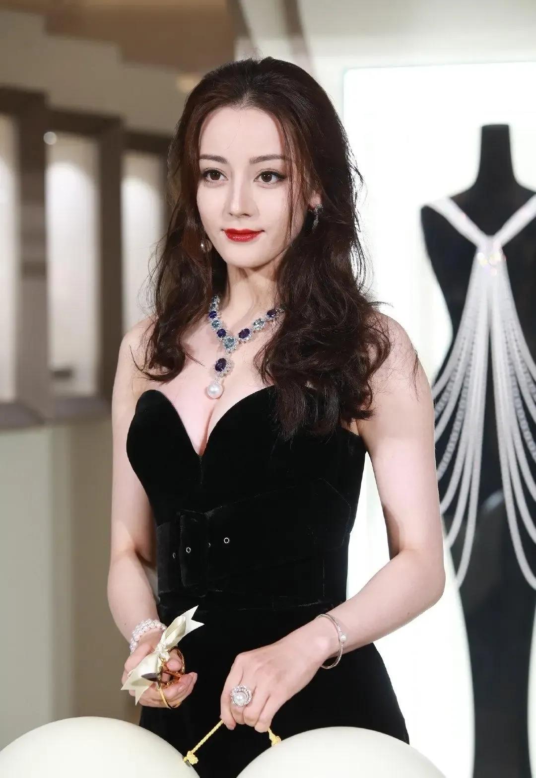 热巴露肩露腰,热巴为什么不露细腰