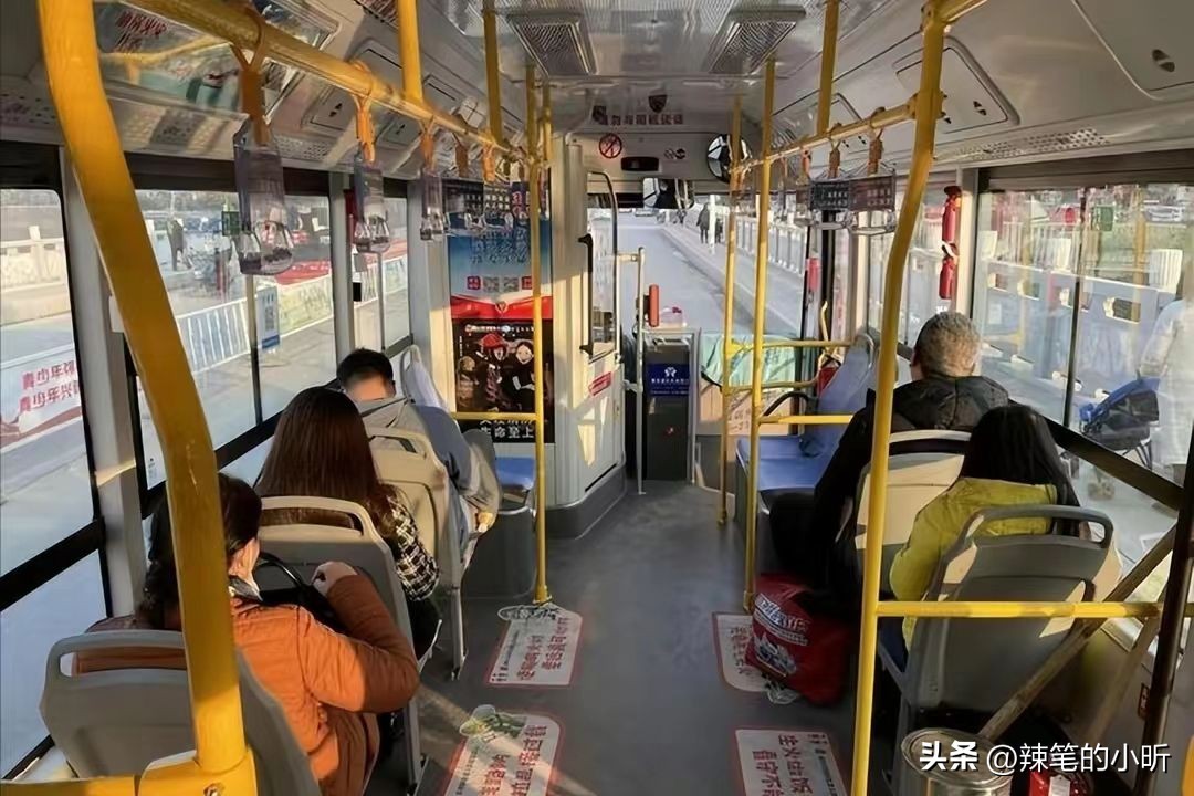 被泼硫酸毁容16岁女生,2017年18岁少女被泼硫酸毁容