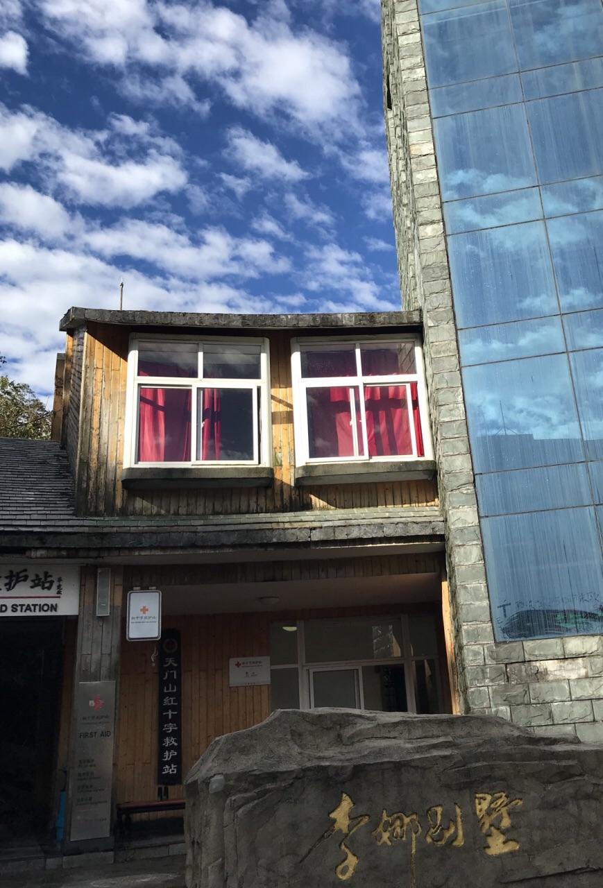 李娜出家后生活现状,李娜出家25年老母亲陪她住寺庙