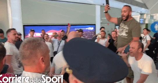 欧联杯恐怖一幕门将惨遭爆头,欧联决赛争议判罚