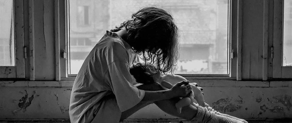 熊孩子拉凳子致人受伤,熊孩子拉凳子致同学受伤