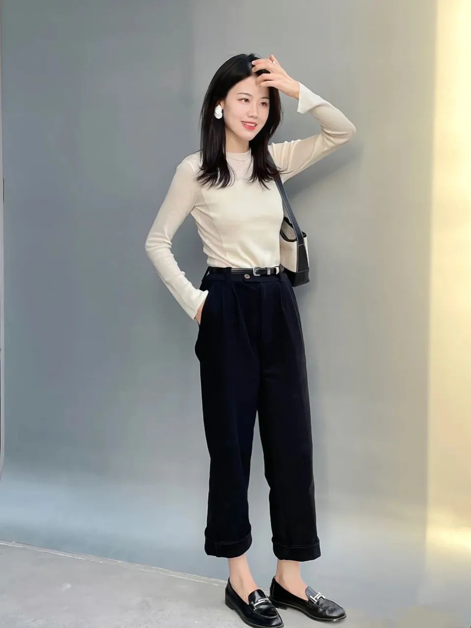 黑裤子极简穿搭高级又有范儿,黑裤子的搭配秋天