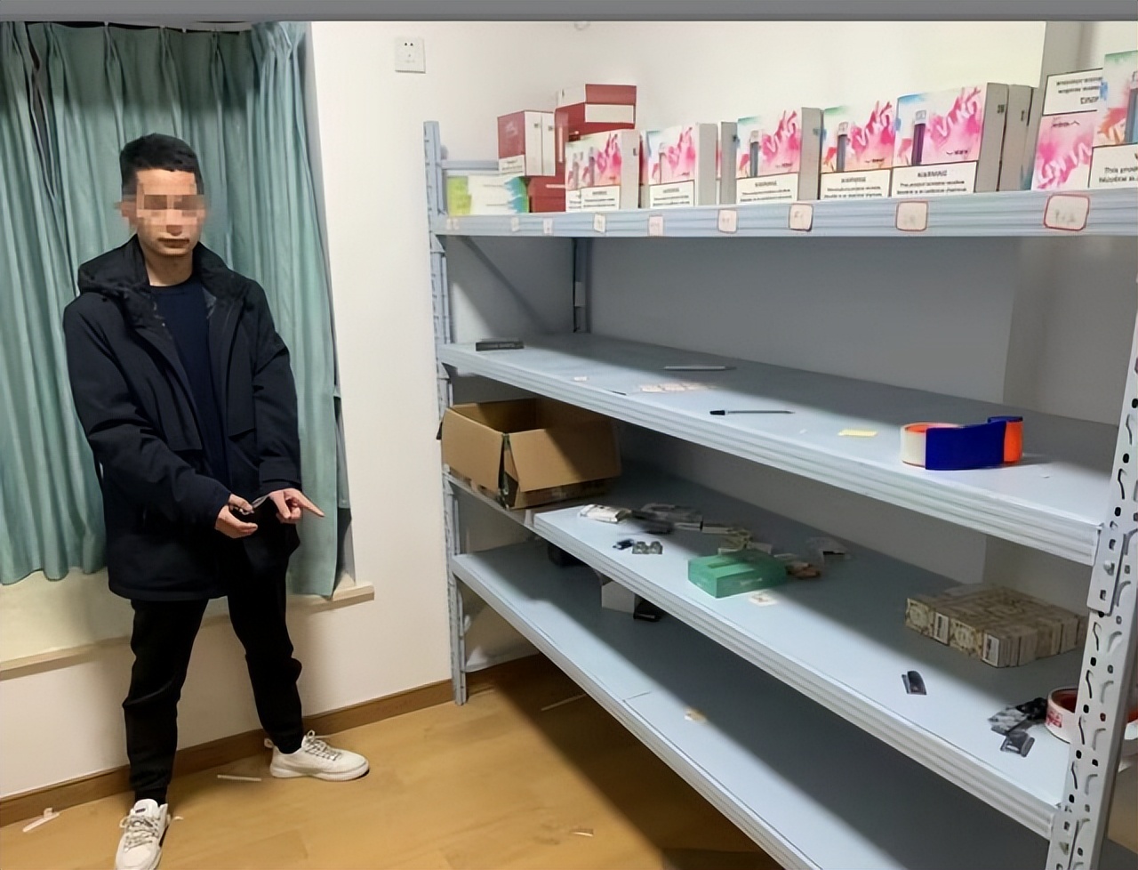 杭州警方破获特大假酒案,警察查获奶茶杯