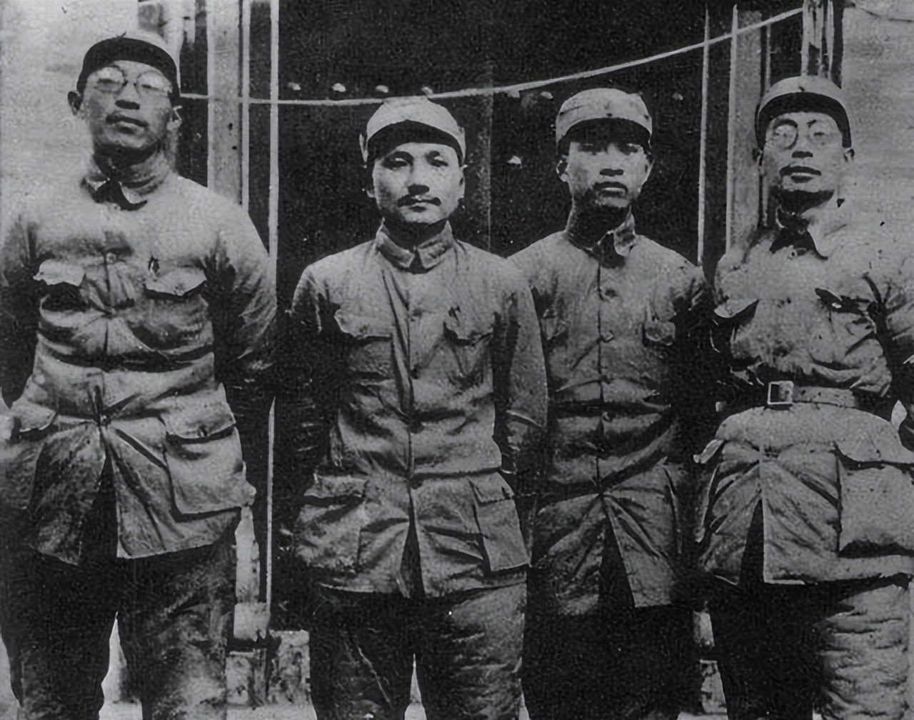 傅钟将军：资历比元帅都老的开国上将，长征中送了*小平邓**三件宝贝