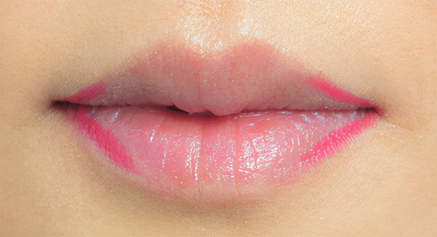 嘴部不对称？3步唇部化妆技巧来补救