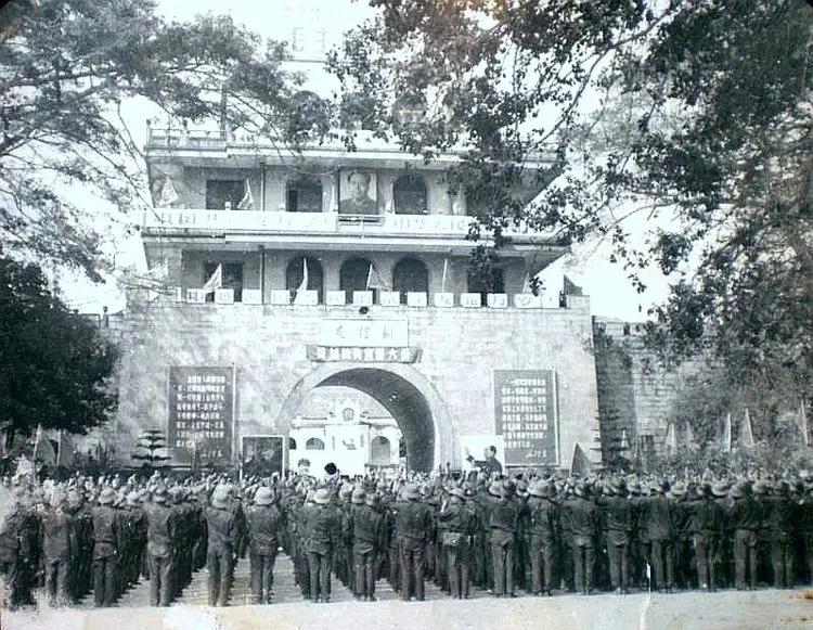 出征号令催“阿姐”相拥泪